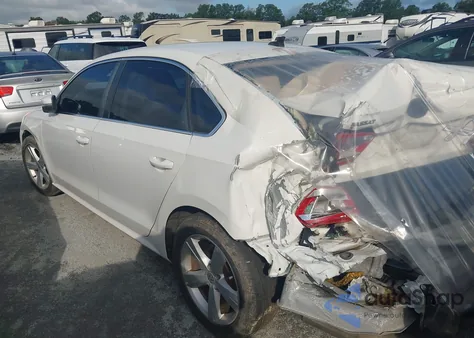 2013 Volkswagen Passat 2.5L Se z USA, uszkodzony, nr VIN 1VWBH7A30DC062874